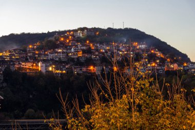 Bulgaristan 'ın Veliko Tarnovo kentinin İnanılmaz Gece fotoğrafı