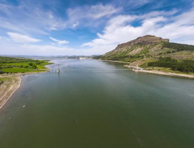 Bulgaristan 'ın Kardzhali bölgesindeki Studen Kladenets Barajı üzerindeki Lisitsite Köprüsü' nün hava görüntüsü