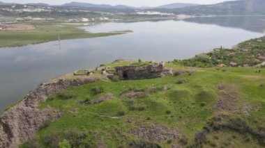 Bulgaristan 'ın Kardzhali kenti yakınlarındaki Studen Kladenets rezervuarının güney sahilindeki antik Vishegrad Kalesi' nin havadan görünüşü
