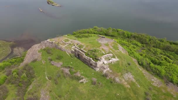 Vista Aérea Das Ruínas Antiga Fortaleza Vishegrad Costa Sul Reservatório — Vídeo de Stock