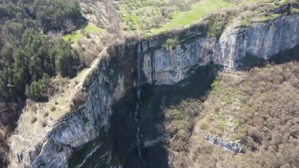 ブルガリア バルカン山脈ザゼレ村付近のスカクリア滝の空中写真 — ストック動画