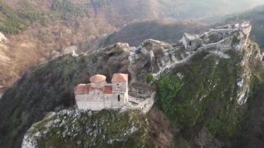 Bulgaristan 'ın Ortaçağ Asen Kalesi, Asenovgrad, Filibe Bölgesi' nin hava manzarası