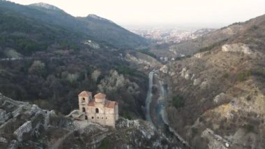 Bulgaristan 'ın Ortaçağ Asen Kalesi, Asenovgrad, Filibe Bölgesi' nin hava manzarası