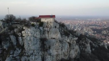 Bulgaristan 'ın Filibe Bölgesi Asenovgrad yakınlarındaki Selanik Kilisesi' nden Aziz Demetrius 'un hava manzarası