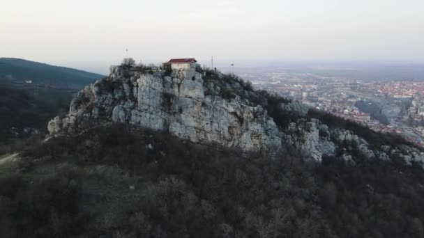 ブルガリアプロヴディフ州アセノヴグラード近くのテッサロニキ教会の聖デメトリオスの空中ビュー — ストック動画