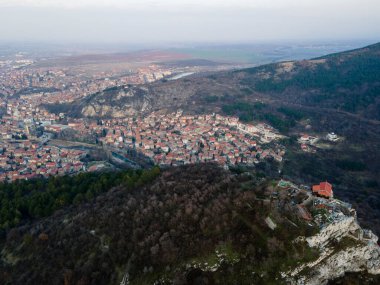 Bulgaristan 'ın Filibe Bölgesi Asenovgrad yakınlarındaki Selanik Kilisesi' nden Aziz Demetrius 'un hava manzarası