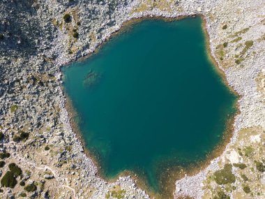 Musalenski göllerinin havadan sonbahar manzarası, Rila dağı, Bulgaristan