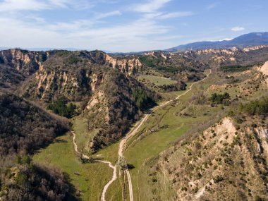 Bulgaristan 'ın Blagoevgrad bölgesindeki Zlatolist, Pirin Dağı köyü yakınlarındaki Melnik kum piramitlerinin hava manzarası