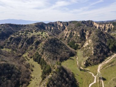 Bulgaristan 'ın Blagoevgrad bölgesindeki Zlatolist, Pirin Dağı köyü yakınlarındaki Melnik kum piramitlerinin hava manzarası
