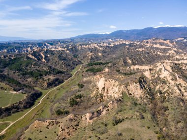 Bulgaristan 'ın Blagoevgrad bölgesindeki Zlatolist, Pirin Dağı köyü yakınlarındaki Melnik kum piramitlerinin hava manzarası