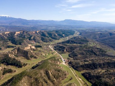 Bulgaristan 'ın Blagoevgrad bölgesindeki Zlatolist, Pirin Dağı köyü yakınlarındaki Melnik kum piramitlerinin hava manzarası