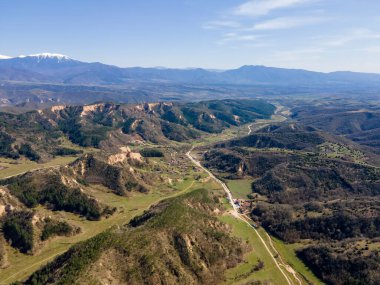 Bulgaristan 'ın Blagoevgrad bölgesindeki Zlatolist, Pirin Dağı köyü yakınlarındaki Melnik kum piramitlerinin hava manzarası