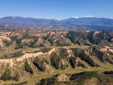 Bulgaristan 'ın Blagoevgrad bölgesindeki Zlatolist, Pirin Dağı köyü yakınlarındaki Melnik kum piramitlerinin hava manzarası