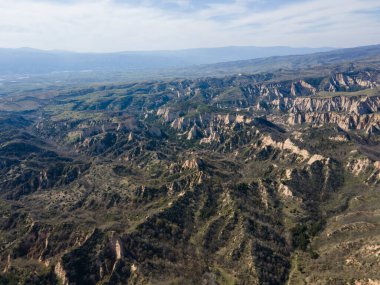 Bulgaristan 'ın Blagoevgrad bölgesindeki Zlatolist, Pirin Dağı köyü yakınlarındaki Melnik kum piramitlerinin hava manzarası