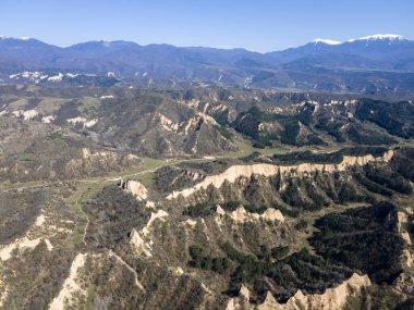 Bulgaristan 'ın Blagoevgrad bölgesindeki Zlatolist, Pirin Dağı köyü yakınlarındaki Melnik kum piramitlerinin hava manzarası