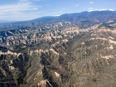Bulgaristan 'ın Blagoevgrad bölgesindeki Zlatolist, Pirin Dağı köyü yakınlarındaki Melnik kum piramitlerinin hava manzarası