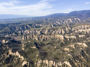 Bulgaristan 'ın Blagoevgrad bölgesindeki Zlatolist, Pirin Dağı köyü yakınlarındaki Melnik kum piramitlerinin hava manzarası