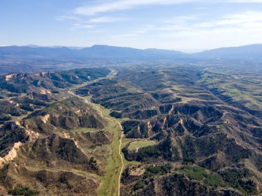 Bulgaristan 'ın Blagoevgrad bölgesindeki Zlatolist, Pirin Dağı köyü yakınlarındaki Melnik kum piramitlerinin hava manzarası
