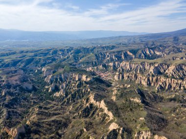 Bulgaristan 'ın Blagoevgrad bölgesindeki Zlatolist, Pirin Dağı köyü yakınlarındaki Melnik kum piramitlerinin hava manzarası
