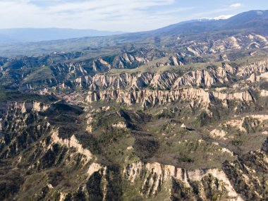 Bulgaristan 'ın Blagoevgrad bölgesindeki Zlatolist, Pirin Dağı köyü yakınlarındaki Melnik kum piramitlerinin hava manzarası
