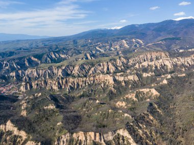Bulgaristan 'ın Blagoevgrad bölgesindeki Zlatolist, Pirin Dağı köyü yakınlarındaki Melnik kum piramitlerinin hava manzarası