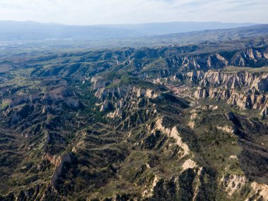 Bulgaristan 'ın Blagoevgrad bölgesindeki Zlatolist, Pirin Dağı köyü yakınlarındaki Melnik kum piramitlerinin hava manzarası