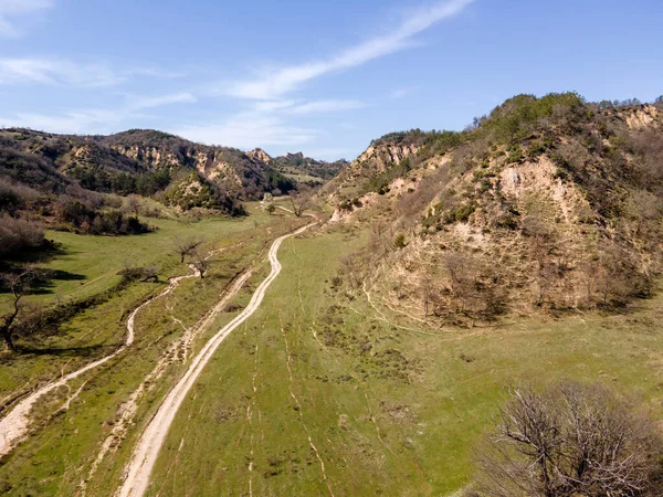 Bulgaristan 'ın Blagoevgrad bölgesindeki Zlatolist, Pirin Dağı köyü yakınlarındaki Melnik kum piramitlerinin hava manzarası