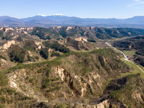 Bulgaristan 'ın Blagoevgrad bölgesindeki Zlatolist, Pirin Dağı köyü yakınlarındaki Melnik kum piramitlerinin hava manzarası
