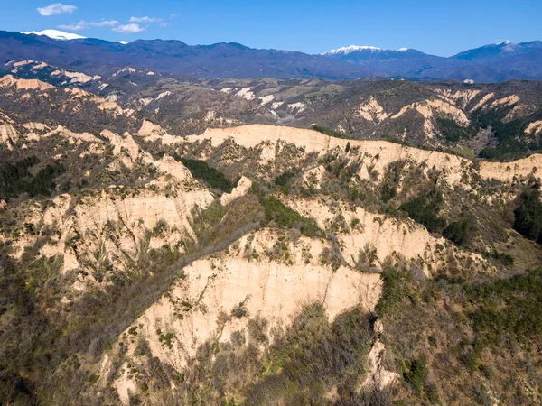 Bulgaristan 'ın Blagoevgrad bölgesindeki Zlatolist, Pirin Dağı köyü yakınlarındaki Melnik kum piramitlerinin hava manzarası