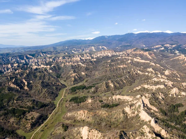 Bulgaristan 'ın Blagoevgrad bölgesindeki Zlatolist, Pirin Dağı köyü yakınlarındaki Melnik kum piramitlerinin hava manzarası