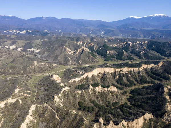 Bulgaristan 'ın Blagoevgrad bölgesindeki Zlatolist, Pirin Dağı köyü yakınlarındaki Melnik kum piramitlerinin hava manzarası