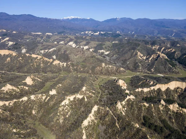 Bulgaristan 'ın Blagoevgrad bölgesindeki Zlatolist, Pirin Dağı köyü yakınlarındaki Melnik kum piramitlerinin hava manzarası