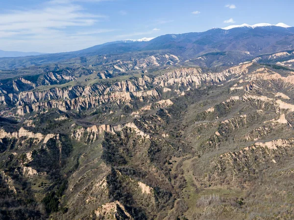 Bulgaristan 'ın Blagoevgrad bölgesindeki Zlatolist, Pirin Dağı köyü yakınlarındaki Melnik kum piramitlerinin hava manzarası