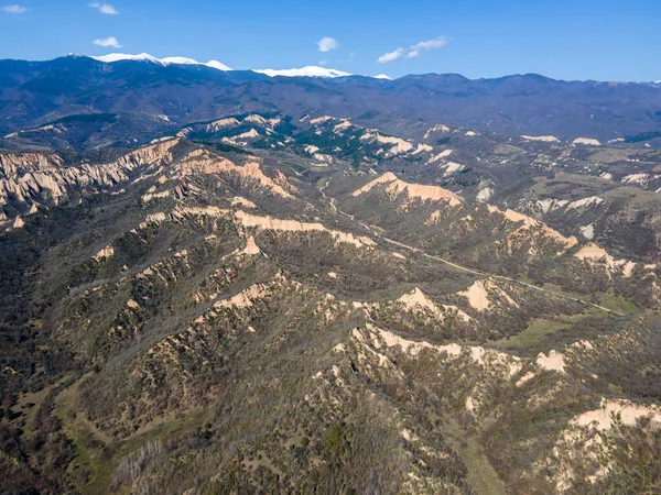 Bulgaristan 'ın Blagoevgrad bölgesindeki Zlatolist, Pirin Dağı köyü yakınlarındaki Melnik kum piramitlerinin hava manzarası