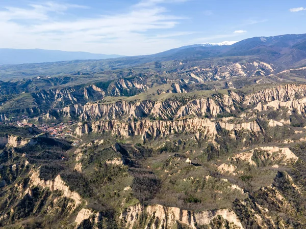 Bulgaristan 'ın Blagoevgrad bölgesindeki Zlatolist, Pirin Dağı köyü yakınlarındaki Melnik kum piramitlerinin hava manzarası