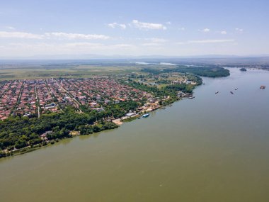Romanya 'nın Dolj Bölgesi' ndeki Tuna nehrinin kıyısındaki Calafat kasabasının hava manzarası