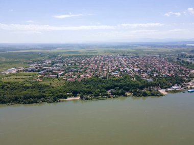 Romanya 'nın Dolj Bölgesi' ndeki Tuna nehrinin kıyısındaki Calafat kasabasının hava manzarası