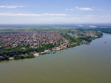 Romanya 'nın Dolj Bölgesi' ndeki Tuna nehrinin kıyısındaki Calafat kasabasının hava manzarası