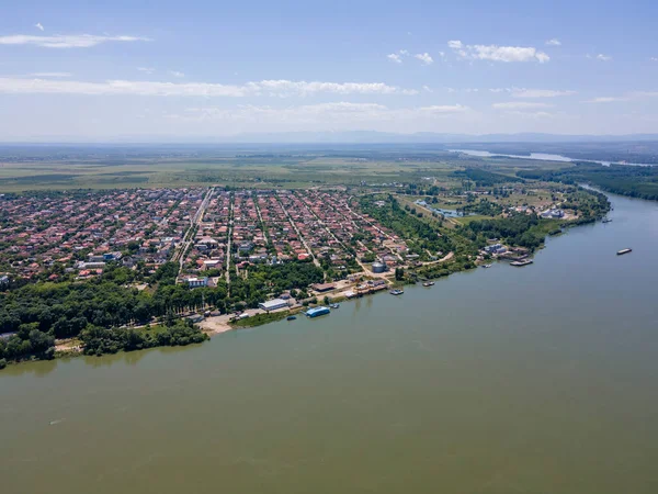 Romanya 'nın Dolj Bölgesi' ndeki Tuna nehrinin kıyısındaki Calafat kasabasının hava manzarası