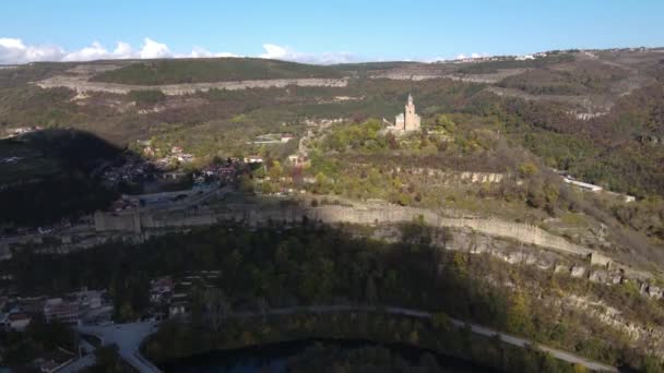 ブルガリア第二帝政中世の要塞都市タレベツの遺跡の空中像ブルガリアのヴェリコ タルノヴォ — ストック動画