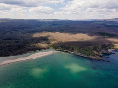 Bulgaristan 'ın Burgaz Bölgesi Sinemorets köyü, Veleka Nehri' nin ağzındaki sahil manzarası