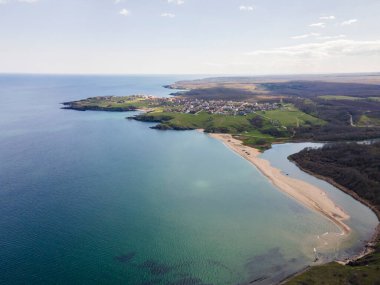 Bulgaristan 'ın Burgaz Bölgesi Sinemorets köyü, Veleka Nehri' nin ağzındaki sahil manzarası