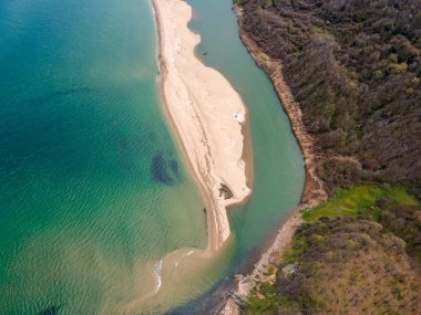 Bulgaristan 'ın Burgaz Bölgesi Sinemorets köyü, Veleka Nehri' nin ağzındaki sahil manzarası