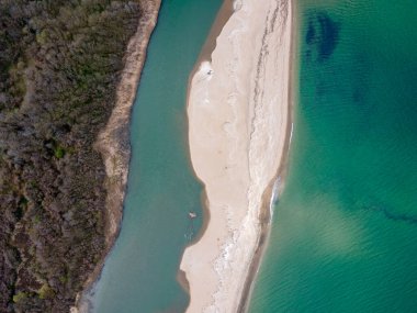 Bulgaristan 'ın Burgaz Bölgesi Sinemorets köyü, Veleka Nehri' nin ağzındaki sahil manzarası