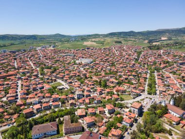 Bulgaristan 'ın Pazardzhik bölgesinin tarihi Panagyurishte kasabasının hava manzarası