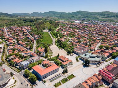 Bulgaristan 'ın Pazardzhik bölgesinin tarihi Panagyurishte kasabasının hava manzarası