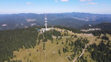 Bulgaristan 'ın Smolyan Bölgesi Pamporovo tatil beldesi yakınlarındaki Rodop Dağları ve Snezhanka kulesinin hava manzarası