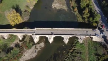 Bulgaristan 'ın Byala kentindeki Kolyu Ficheto Köprüsü olarak bilinen Yantra Nehri üzerindeki Dokuzuncu yüzyıl köprüsünün havadan görünüşü