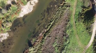 Bulgaristan 'ın Byala kentindeki Kolyu Ficheto Köprüsü olarak bilinen Yantra Nehri üzerindeki Dokuzuncu yüzyıl köprüsünün havadan görünüşü