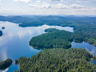 Shiroka polyana 'nın hava manzarası (geniş çayır) Reservoir, Pazardzhik Bölgesi, Bulgaristan